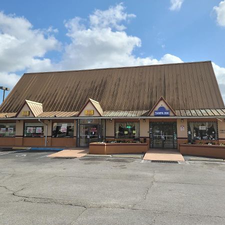 Tampa Inn Near Busch Gardens Exterior photo