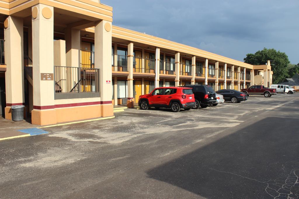 Tampa Inn Near Busch Gardens Exterior photo