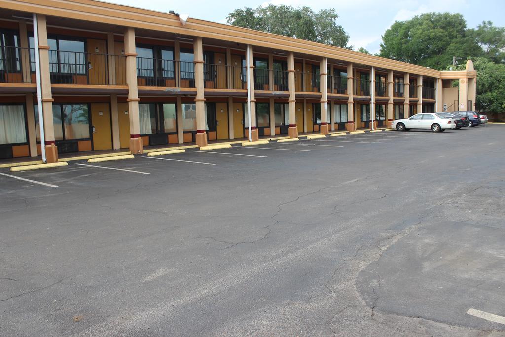 Tampa Inn Near Busch Gardens Exterior photo